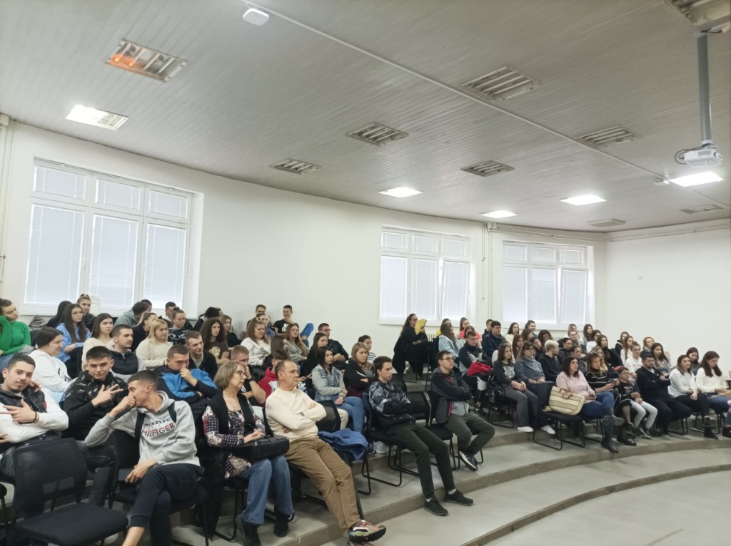 IMG-c1119936821f327c439f75e1e65bae11-V